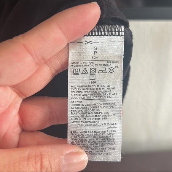 ISO size small black old navy skirt, material 95% rayon, 5% spandex. - Picture 3 of 3